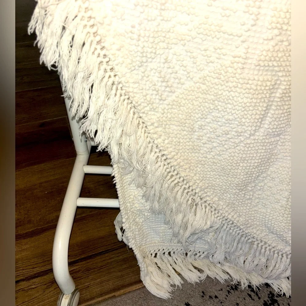 Vintage White Chenille Hobnail/tufts bedspread